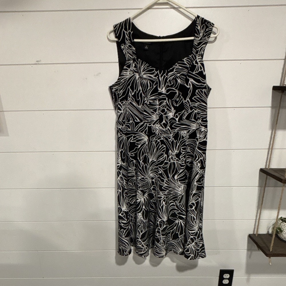ALYX Dress Black/White Floral A-Line Knee Length Scoop Neck Sleeveless Zip 12